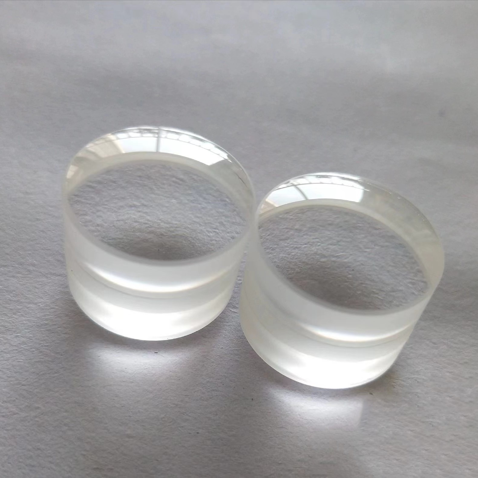 He Rui Optics produce optical elements with good quality and competitive price.
spherical lenses,optical mirrors,optical prisms,optical filters,cylindrical lenses,Dome lenses,UV and infrared optics,wafers,Ball and half ball lens,laser optics